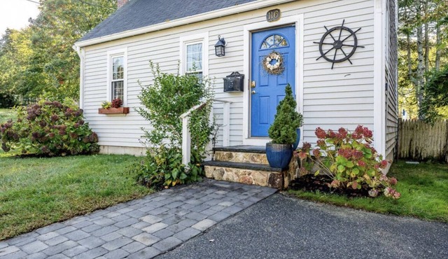 Cozy 3 bedroom cottage — walk to beach & downtown Hyannis