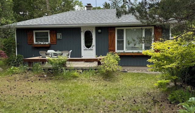 Cozy 3 bedroom cottage, short walk from the beach