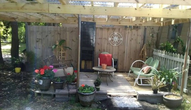 Cozy 3 bedroom cottage. minutes from everything