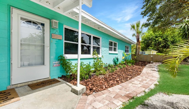 Cozy 4Bd/2Ba House with 2 Kitchens, short walk to the beach