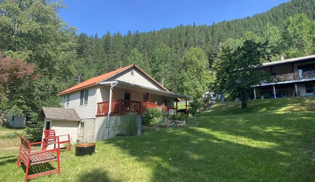 Cozy and Cute cottage with yard 10 minutes from Nelson