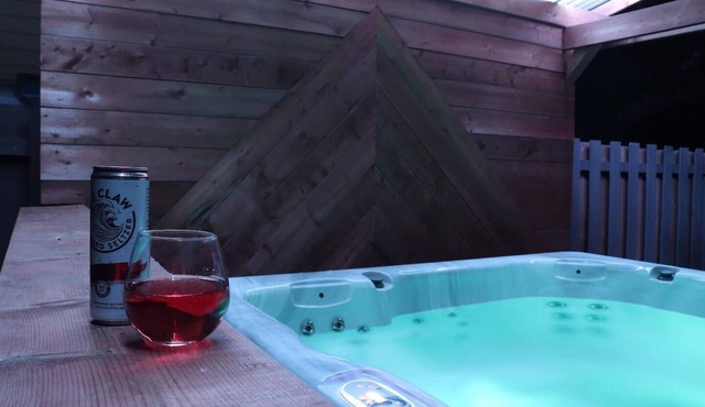 Cozy and quiet chalet surrounded by outdoor beauty and adventure. Pet-friendly!