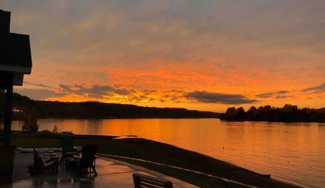 Cozy apartment on the water and the trail. One mile from downtown Houghton.