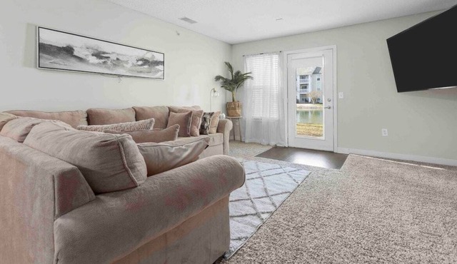 Cozy Apartment with Lakeside View