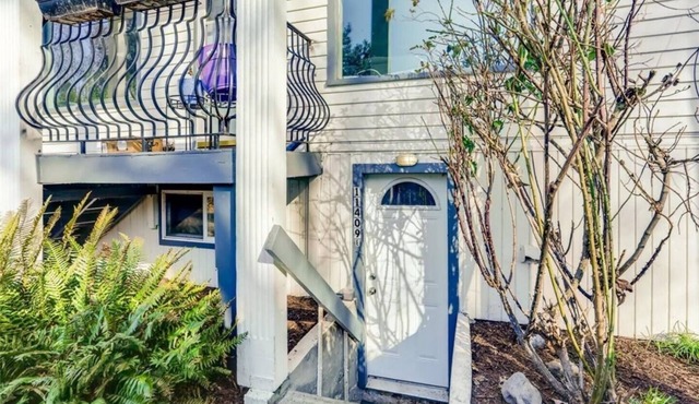 Cozy Basement Apartment In Historic Home Near Lake