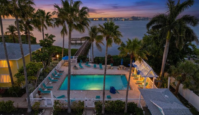 Cozy Beachside cottage at Tradewinds/1BR/POOL/steps to beach.Unit1 available too