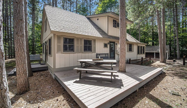Cozy cabin with firepit, woodstove, loft, WiFi, & W/D - walk to lifts