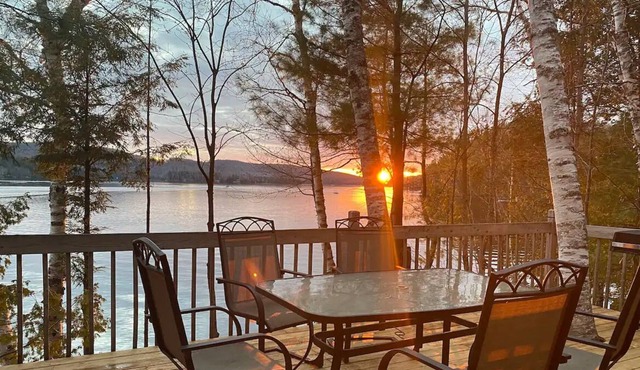 Cozy chalet on a lake close to Tremblant