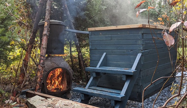 Cozy, clean studio in the woods, with hot-tub