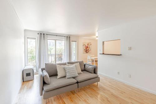 Cozy Condo with Parking near Space Needle