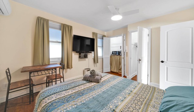 Cozy & convenient 2-bedroom townhome with AC in charming Alexandria