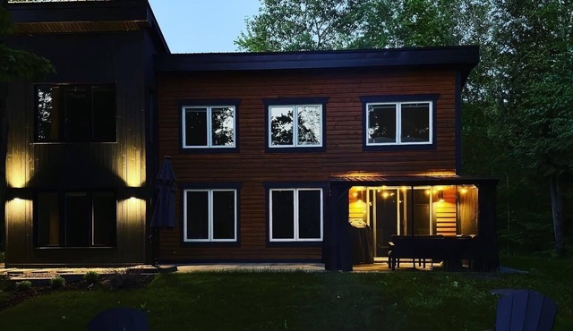 Cozy cottage nestled on the west side of Mont-Orford.