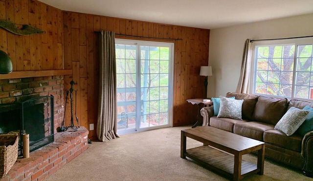 Cozy Cottage on Beautiful U-Pick Berry Farm- 2 Queens, 4 twin/bunks