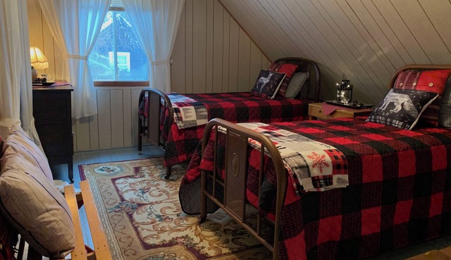 Cozy Cottage on a Lake, mins from Mt Tremblant/Mt Blanc Specials for December.