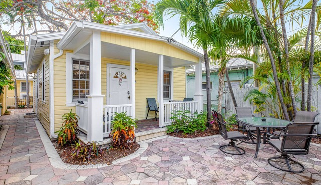 Cozy cottage with porch, WiFI, AC, & amazing walking locale - small dogs OK