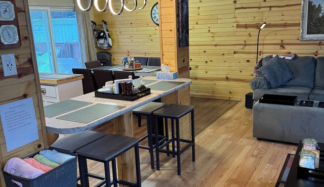 Cozy Country Inn-country in the City. 3 bdm 2 bath home- renovated like new.