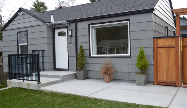 Cozy Crown Hill Cottage with Private Backyard Cabana near Carkeek Park