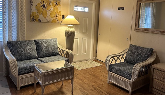 Cozy Entire 2BR House Minutes from Warm Mineral Springs and Local Hotspots!