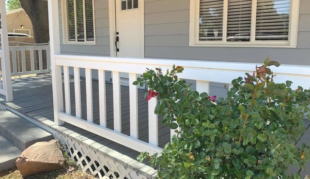 Cozy extended stay cottage near center of town
