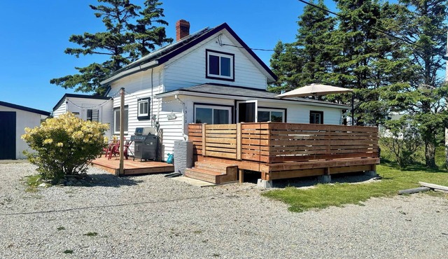 Cozy Getaway! - Oceanview Nova Scotian Sailor's Cottage with Modern Amenities