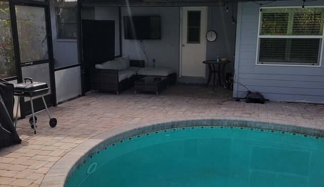 Cozy home with heated pool - 8 min from the beach.