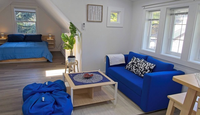 Cozy house close to Lake Washington with AC and a front and back yard