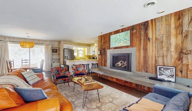 Cozy house w/mtn views, sauna, fire pit, BBQ, fireplace, w/d, deck, wifi, EV