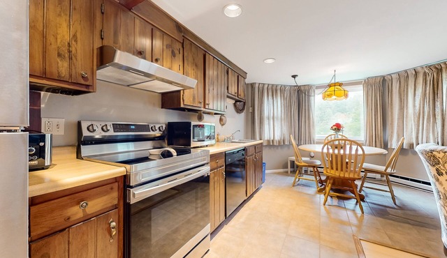 Cozy, inviting condo close to skiing, hiking, golf & charming villages