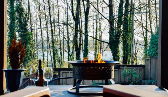 Cozy King Suite | Fire Pit | Near Lonsdale Quay - Pet Friendly