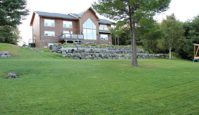 Cozy lakefront chalet retreat. Perfect for couples or families!