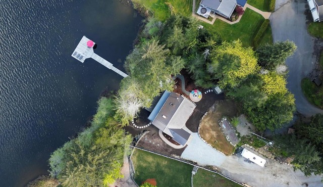 Cozy Lakeside Retreat – Family-Friendly with Private Beach, Dock & Hot Tub