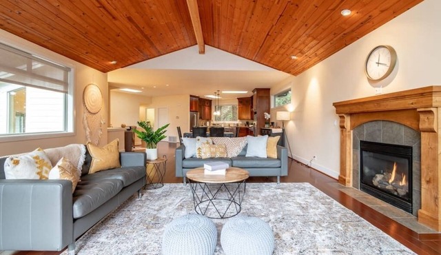 COZY Lakeview Villa w/Inside & Outside Fireplace