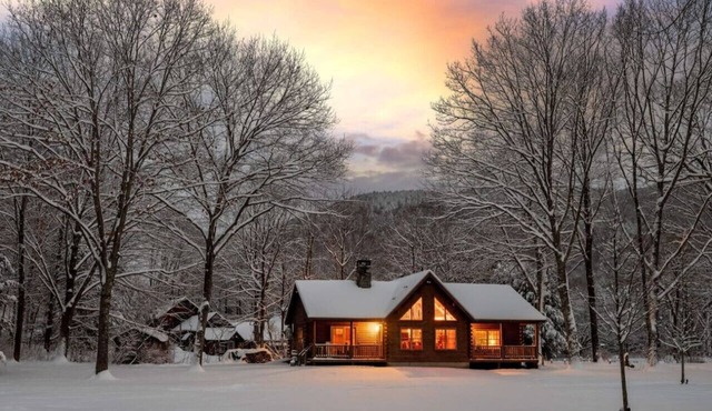 Cozy Log Cabin on the River | Fireplace | Loft