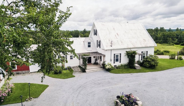 Cozy Modern Farmhouse w/Hot Tub mins to Saint Andrews By-The-Sea! Pet Friendly!