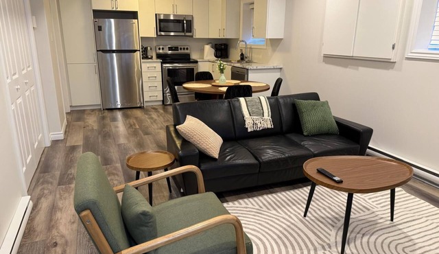 Cozy Modern Suite in Quiet Suburb, close to the Mall, Stores and Restaurants!