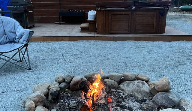 Cozy mountain cabin with private hot tub