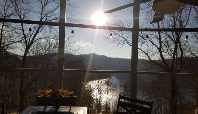 Cozy Mountain Retreat! Lake & Mountain Views, Pet friendly! Fiber internet!
