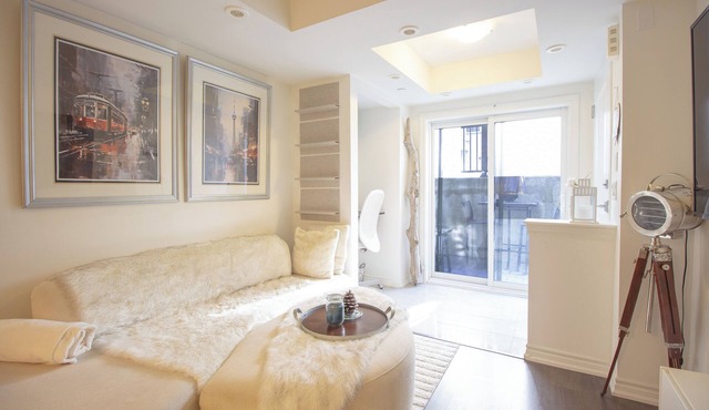 Cozy nook walking distance from lake.