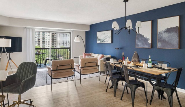 Cozy Oasis Sleeps 7 King Bed Prime Location