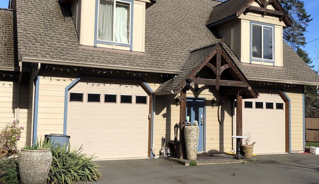 Cozy ocean view retreat is located on the beautiful seaside walking biking trail