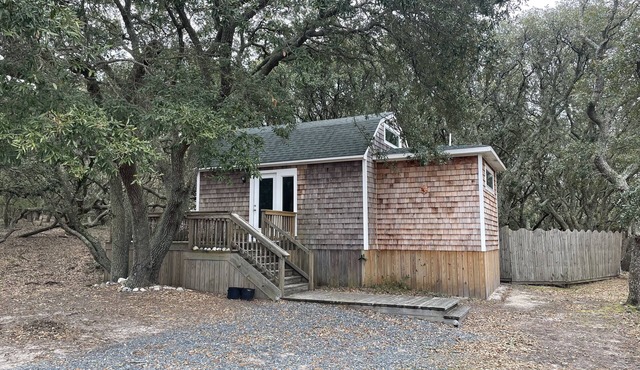 Cozy open space cabin-under oaks on a 10 acre estate near beach