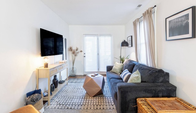 Cozy Pet-Friendly Beach Cottage 2 Blocks from the Bay