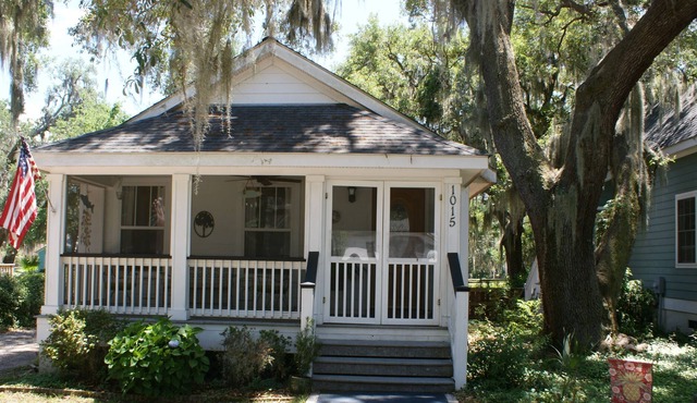 Cozy Port Royal Cottage, 2 miles from Parris Island Marine Base near Beaufort SC