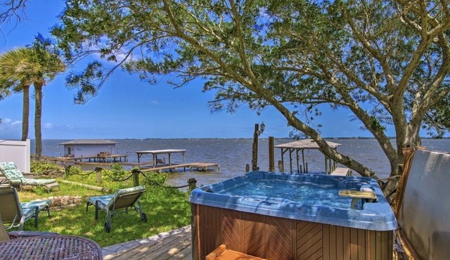 Cozy private villa river views & dock