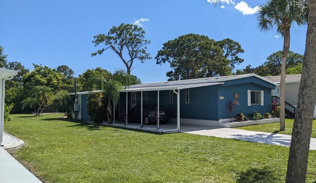 Cozy & quaint home just 10 min to beach Enjoy Spa/Hot tub