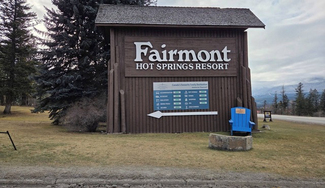 Cozy retreat on 17th fairway of golf course, a quick drive to ski hill.