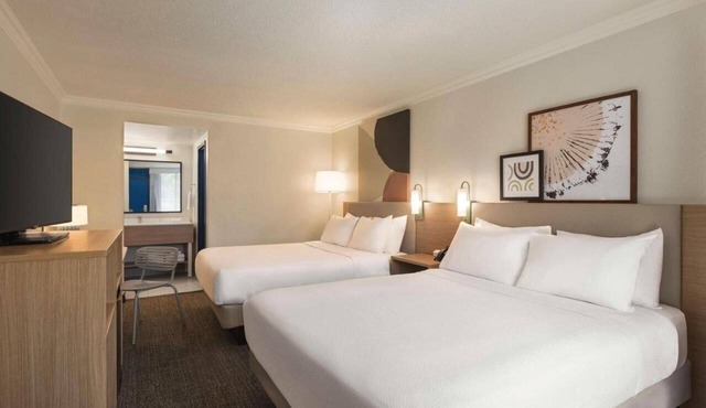Cozy Room w/Free Breakfast & Pool, Minutes from Siesta Beach, Parking