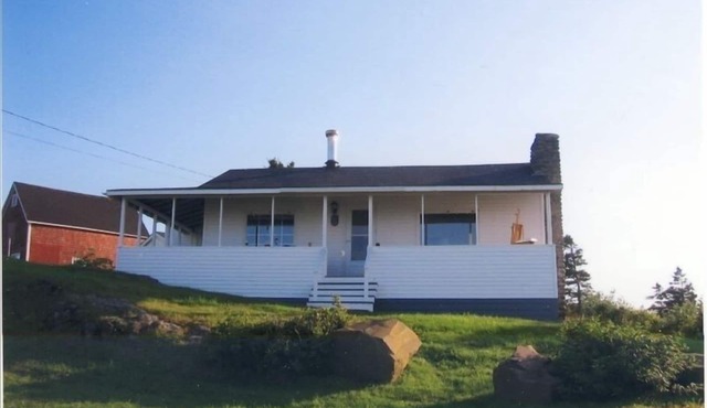 Cozy Seaside Cottage- BEST LOCATION ON THE BAY OF FUNDY SHORE!