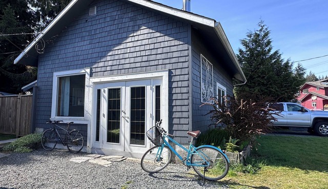 Cozy Seaview Cottage in Port Renfrew, Steps to the Beach