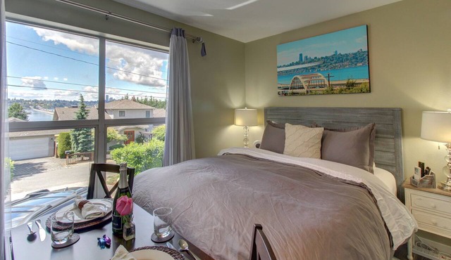 Cozy suite with lake and city views, hot tub, near parks, shopping, & dining